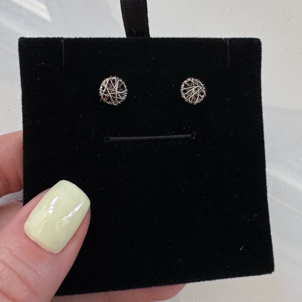 Elegant Wire Sterling Silver 925 Stud Earrings